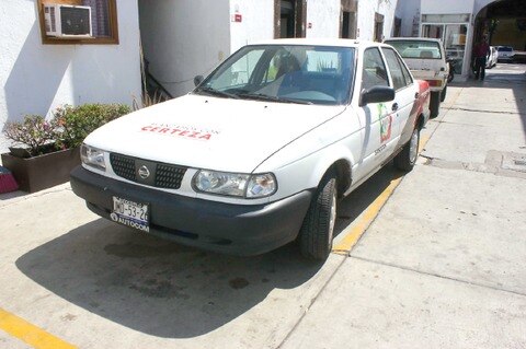 Buscan regular autos oficiales