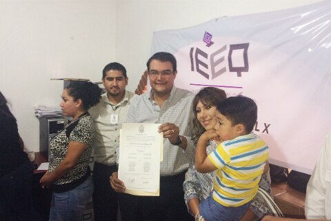 Recibe constancia Vega Guerrero