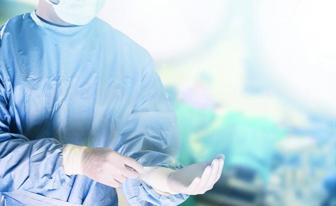 Cirujano británico graba sus iniciales en hígados de dos pacientes