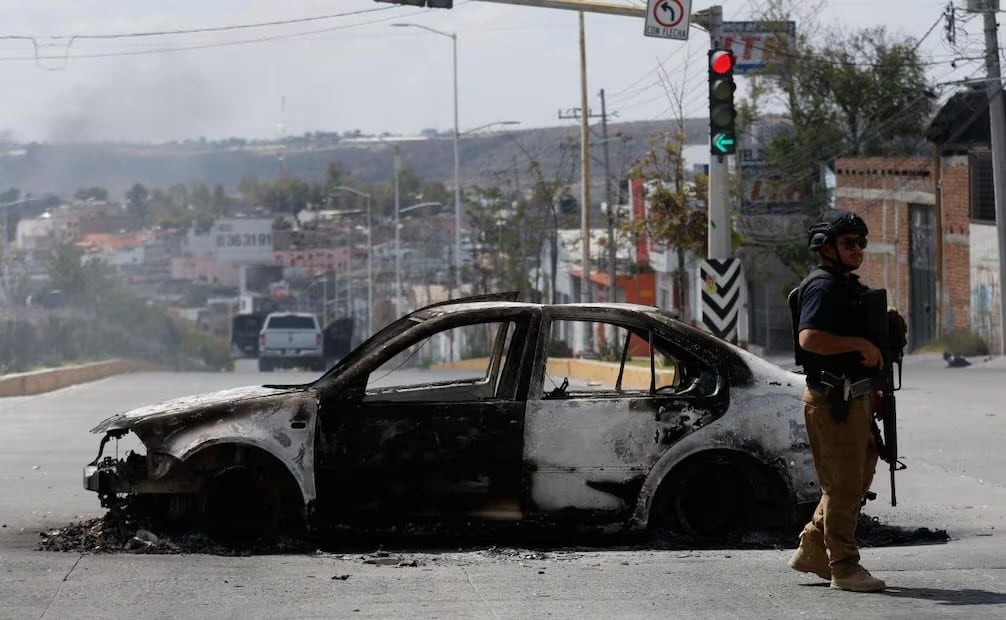 Autos quemados en algunos accesos del municipio de San Juan de los Lagos, Jalisco luego de la detención y fallecimiento del narcotraficante Nemesio Oseguera Cervantes “El Mencho” durante esta mañana en Tapalpa (22/02/26). Foto: Diego Simón Sánchez/ EL UNIVERSAL