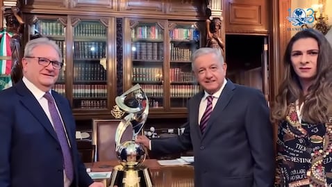 AMLO es nombrado embajador mundial del beisbol