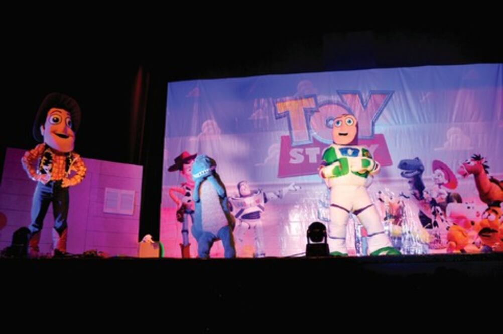 Se divierten con juguetes animados