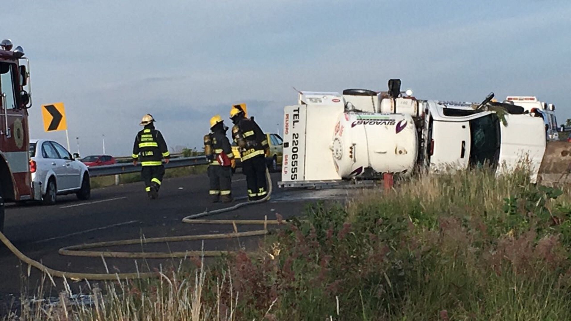 Vuelca pipa de gas en la Junípero Serra