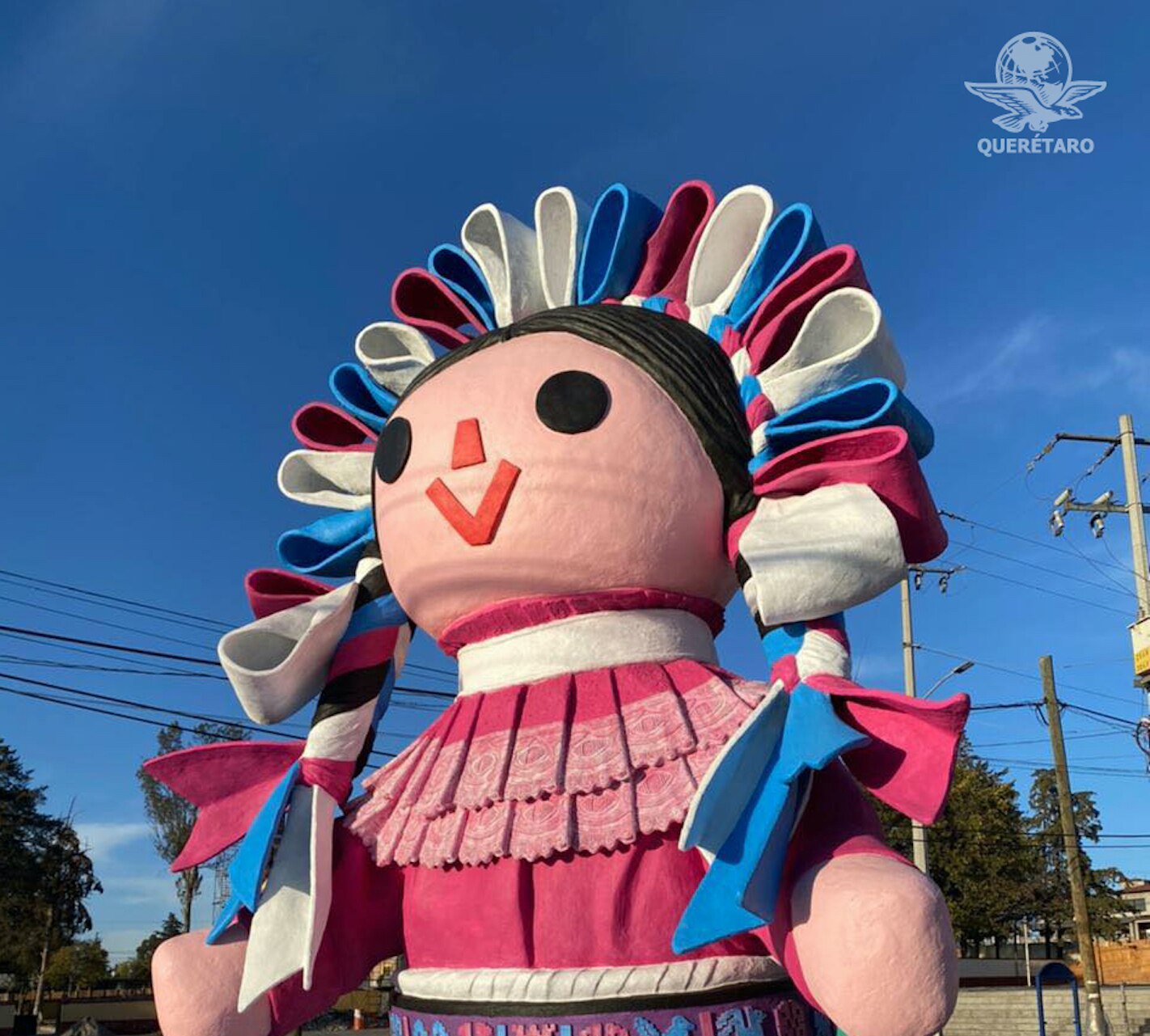 Pintan de colores la estatua gigante de Lele