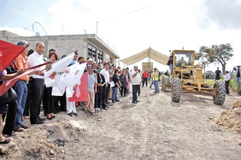 Loyola entrega obras en dos escuelas