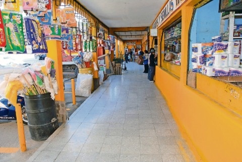 Locatarios  se suman a tianguis por bajas ventas