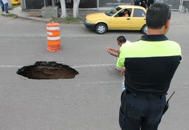 Cierran lateral de 5 de Febrero por reparación