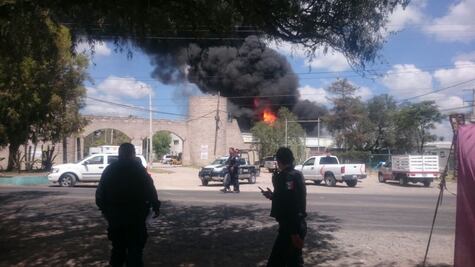 Arde empresa de químicos en El Marqués