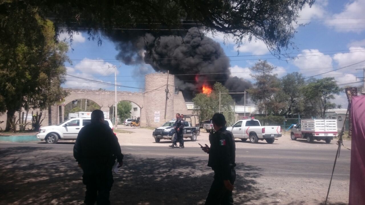 Arde empresa de químicos en El Marqués