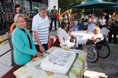 Abandonados. Abuelitos celebran su día  