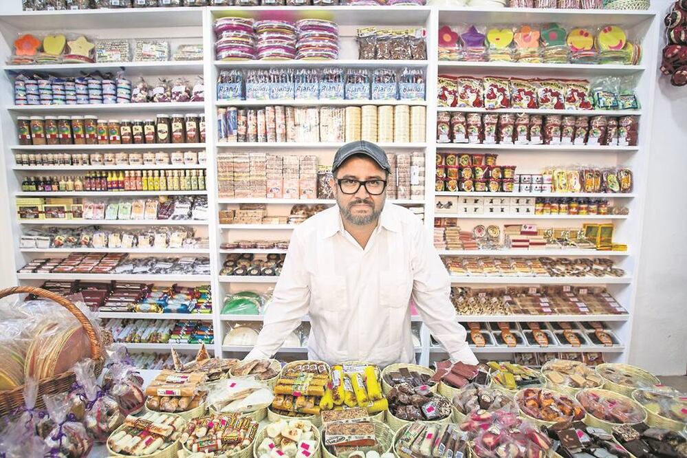 Abel, hijo de Francisco, es el encargado de ofrecer dulces típicos como muéganos, pepitorias, cajeta, pedos de monja, obleas y hasta alfajores (DEMIAN CHÁVEZ)