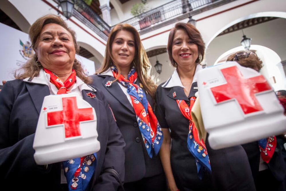 El gobernador arrancó la colecta y el lema de este año es “Por favor no cierres los ojos”. En la entidad están distribuidas 900 alcancías. (DEMIAN CHÁVEZ. EL UNIVERSAL)