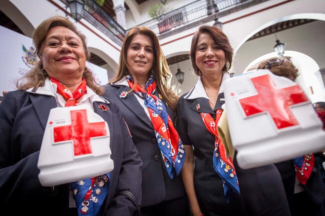 El gobernador arrancó la colecta y el lema de este año es “Por favor no cierres los ojos”. En la entidad están distribuidas 900 alcancías. (DEMIAN CHÁVEZ. EL UNIVERSAL)