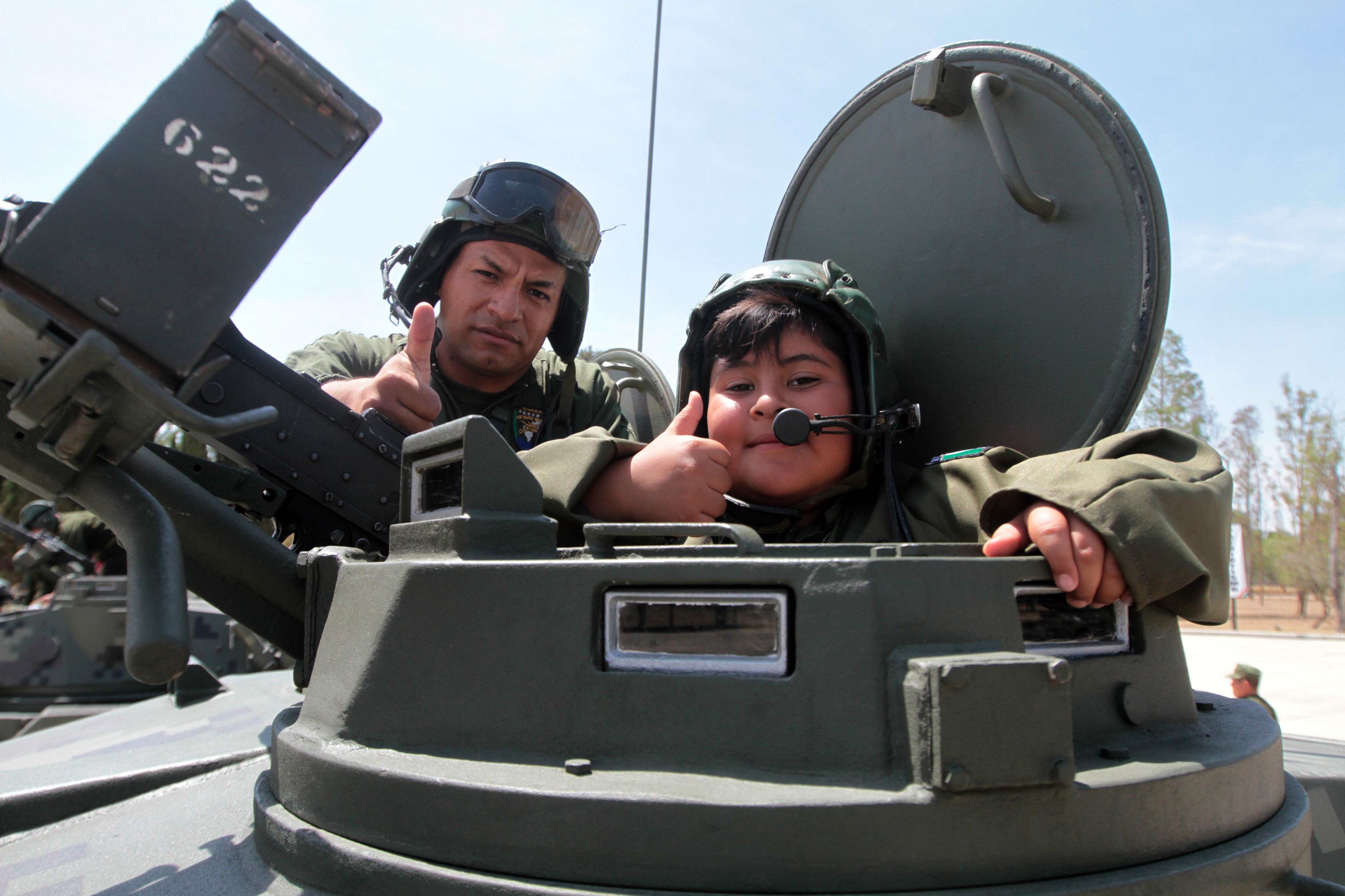 Niños agradecen la invitación y los regalos que les dio el Ejército