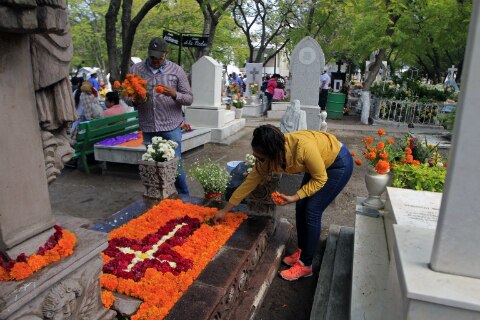 Celebran a la muerte con flores de colores