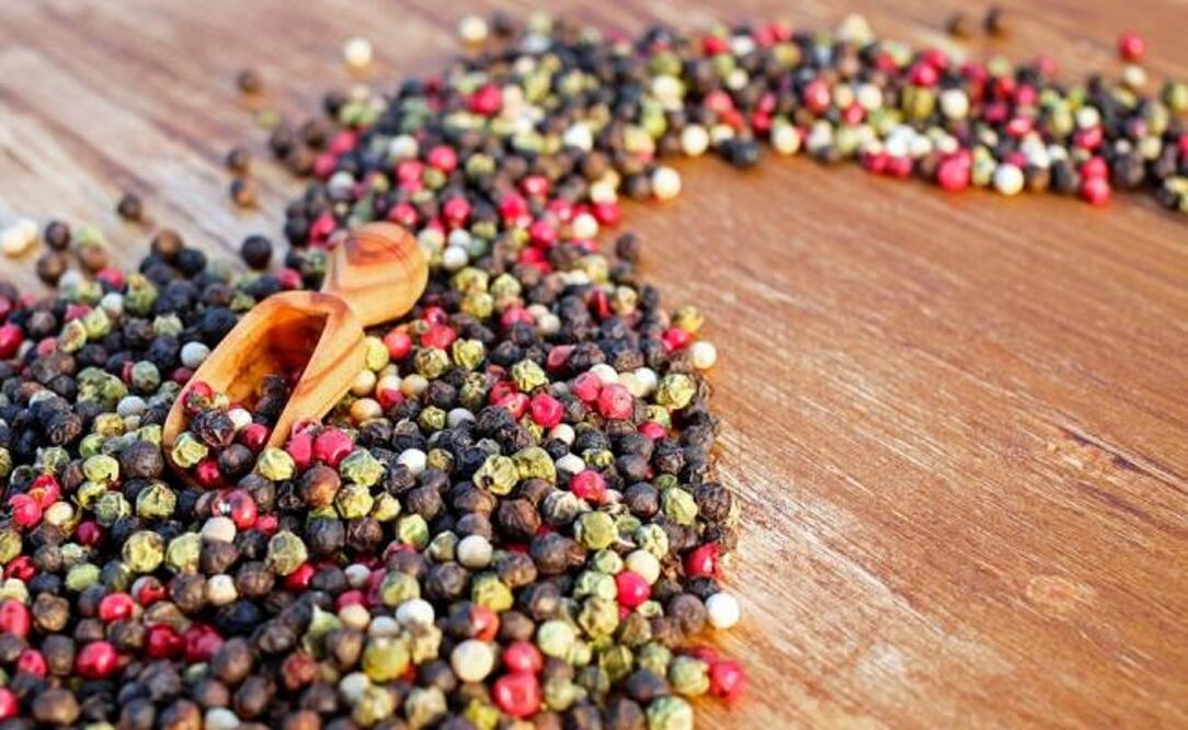 La pimienta negra es la más picante, se recoge el grano rojo y se deja secar de 7 a 10 días al sol. (Fotos: Pixabay)