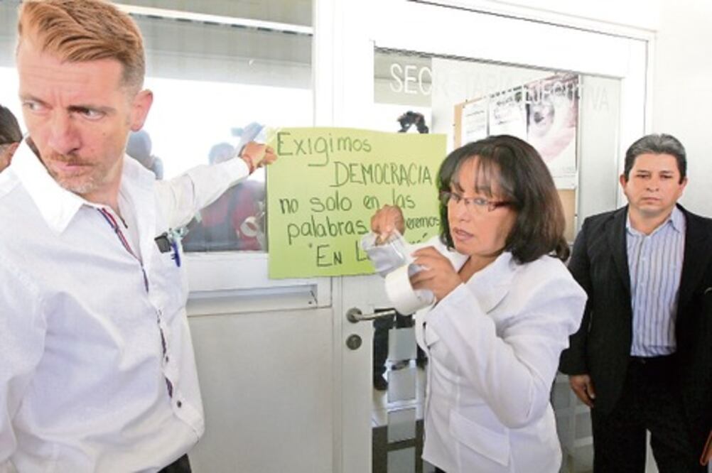 “Clausuran” ex aspirantes el IEEQ