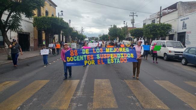 Se unen a protesta por despido de maestros