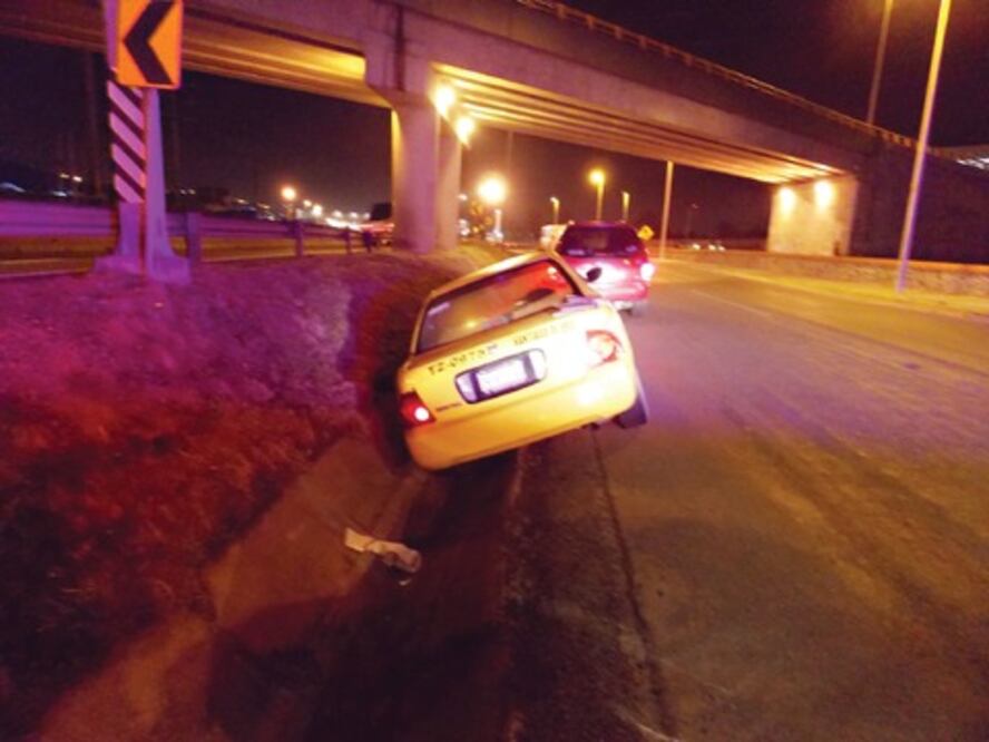 Cae taxi en zanja en 5 de febrero