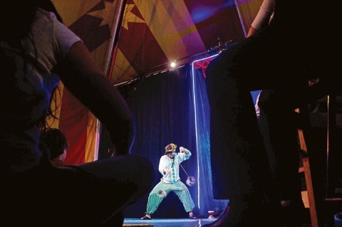 Comparten sonrisas con comedia urbana