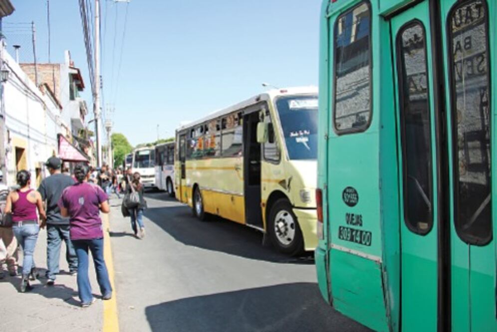 Capacitan a taxistas  y conductores escolares
