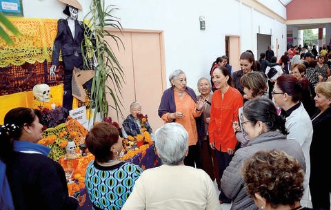 Visita Tere García a adultos mayores