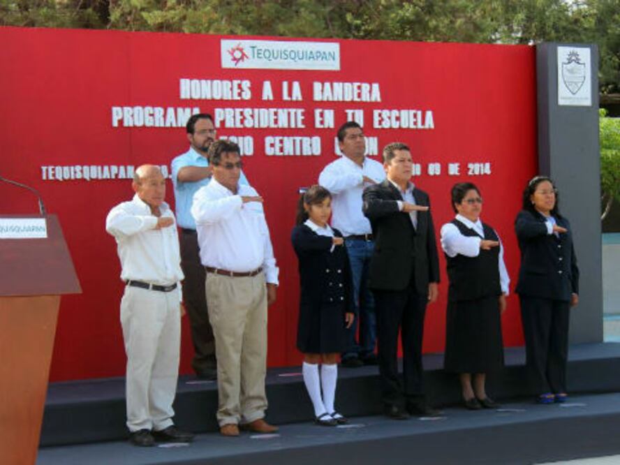 Realiza Toño Macías honores a la bandera
