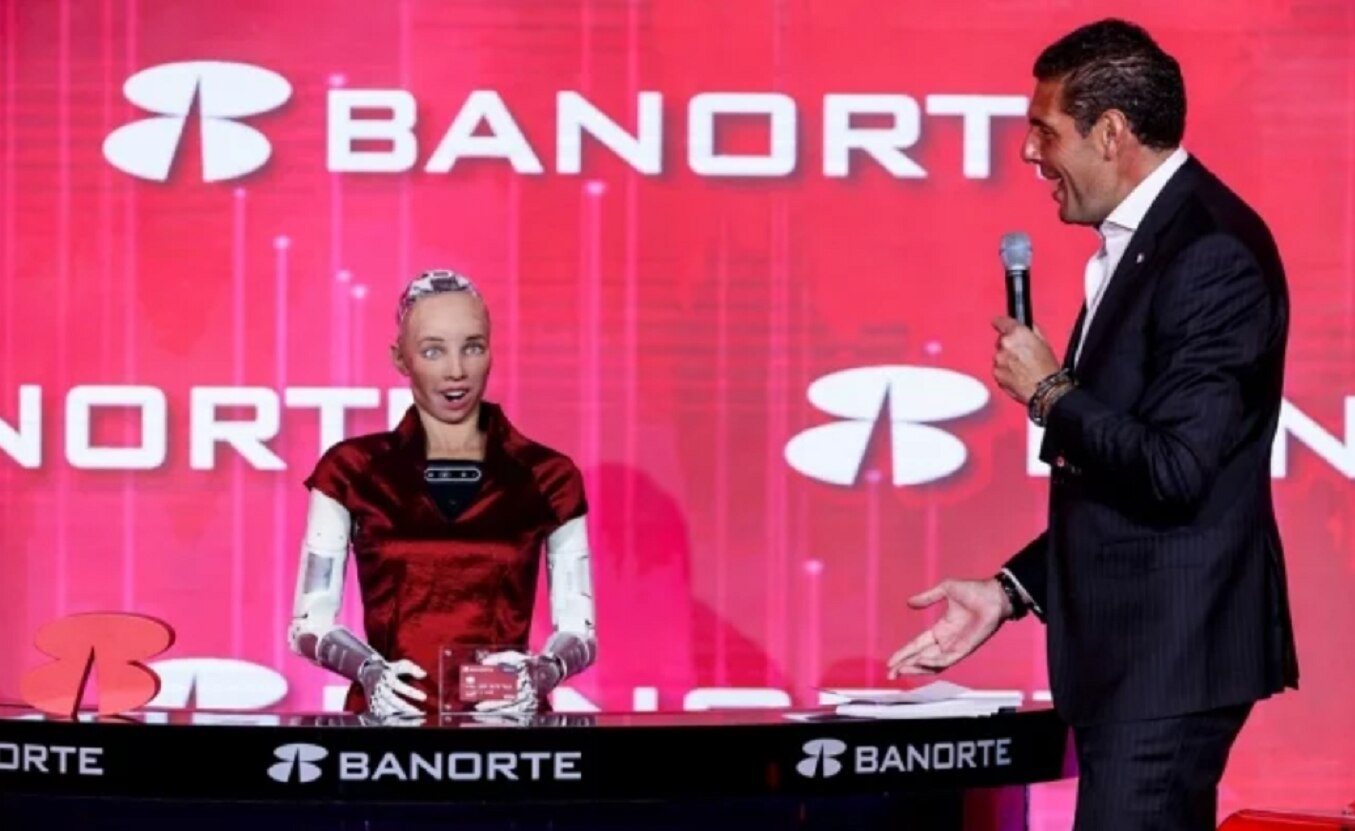 Del Toro y Frida, los mexicanos favoritos de la androide Sophia