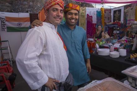 Sin fronteras; pareja trae a México cultura hindú