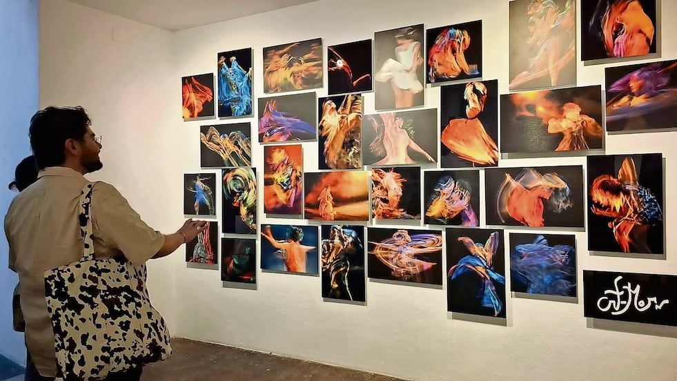 Moreno Negrete retrata cuerpos en movimiento en su exposición “LXX más VII”