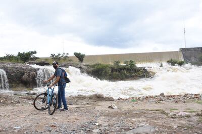 A pesar del riesgo de desborde, visitan la presa Centenario en Tequisquiapan