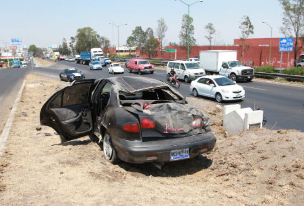 Vuelca automóvil en la 57