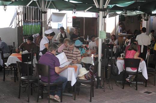 Informales, 50% de empleos en servicios