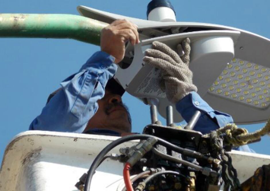 Instalan luminarias ahorrativas