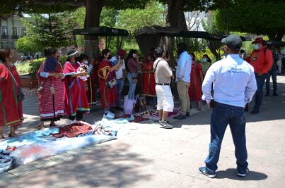 Video. "¡Nos robaron la mercancía!", dicen artesanos triquis en Querétaro