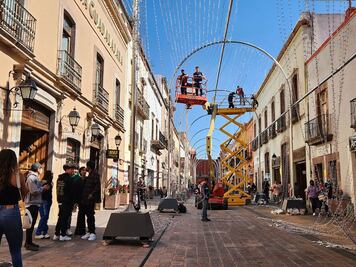 Inicia montaje de arcada navideña