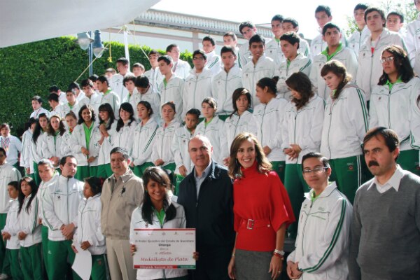 Se premió a deportistas con beca