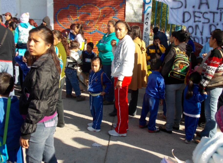 Padres de familia se manifiestan  en escuela