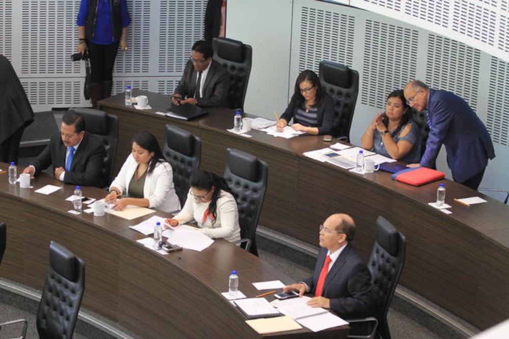 En la sesión de comisión, la presidenta Daesy Hinojosa Rosas, explicó que en Oficialía de Partes ingresó la segunda propuesta el 24 de enero, mientras que el 15 se turnó la propuesta de los priístas (ARCHIVO EL UNIVERSAL)