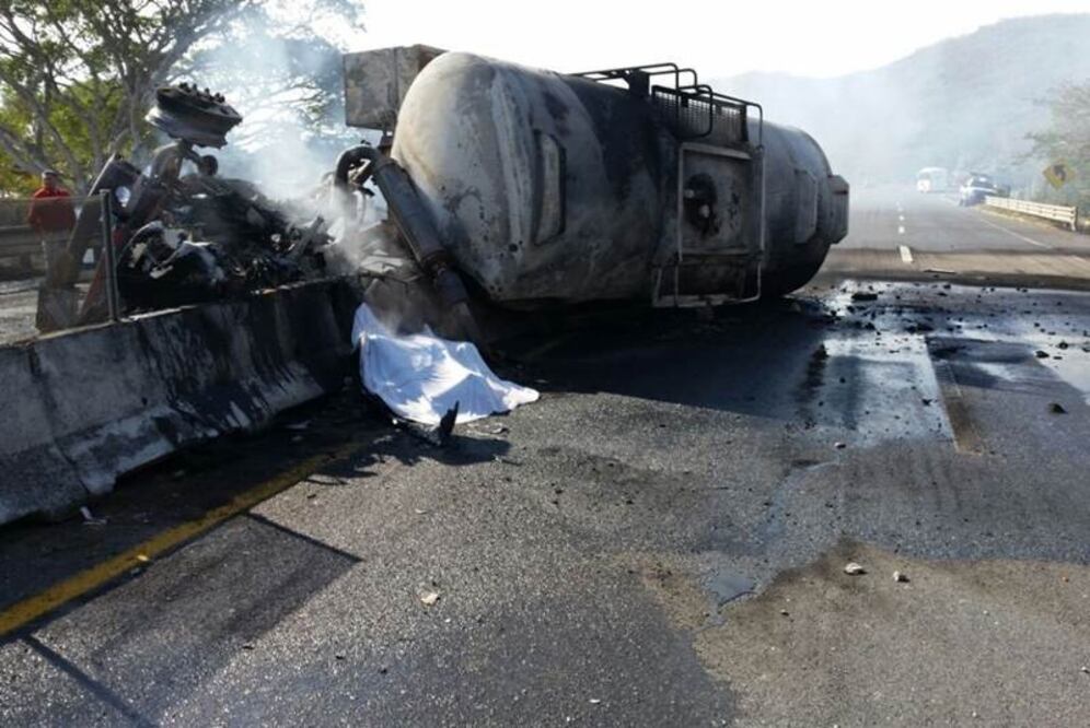 Vuelca pipa de diesel en la autopista al DF