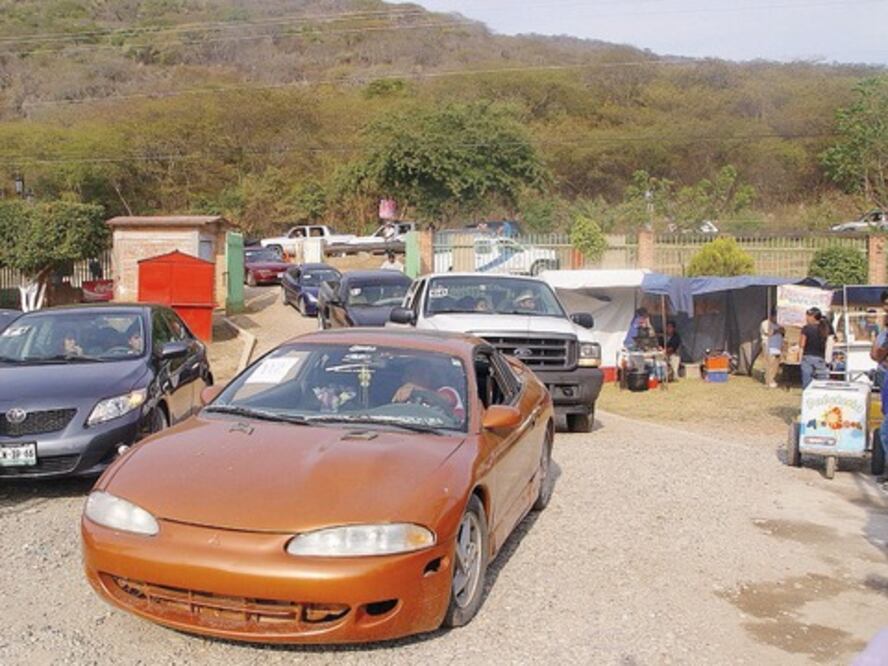 Prevén regular autos extranjeros