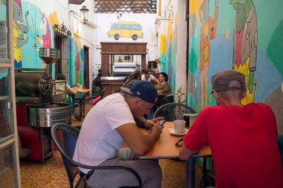 Tertulia y ajedrez en el Café del Fondo