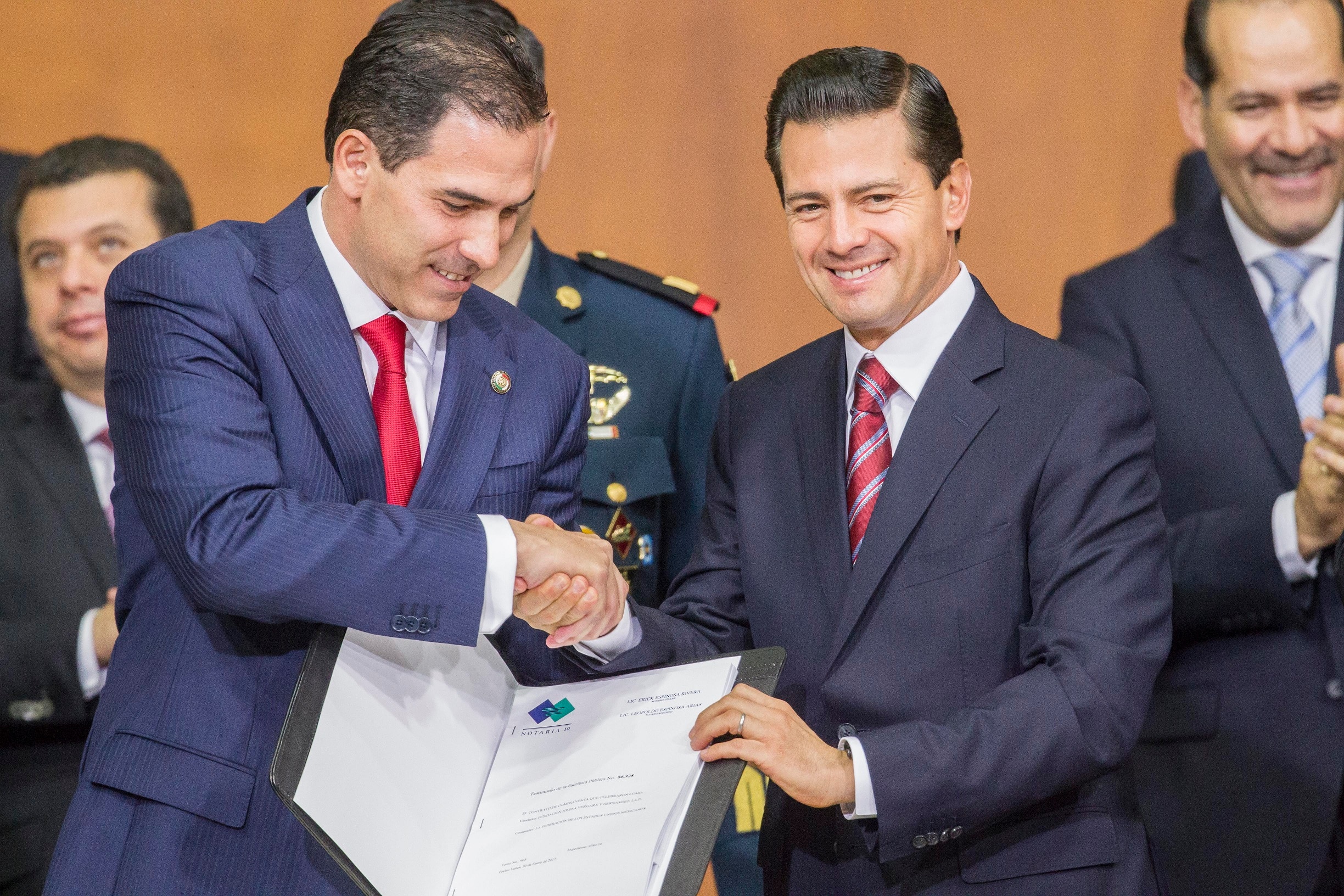 Senado recibe escrituras del Teatro de la República