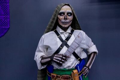 Policías municipales se quitan el uniforme y se disfrazan de Catrines y Catrinas