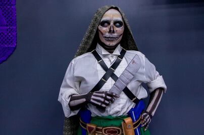 Policías municipales se quitan el uniforme y se disfrazan de Catrines y Catrinas