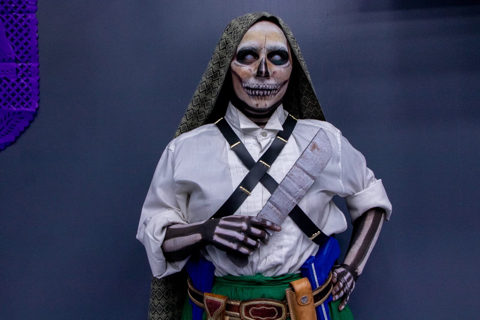 Policías municipales se quitan el uniforme y se disfrazan de Catrines y Catrinas