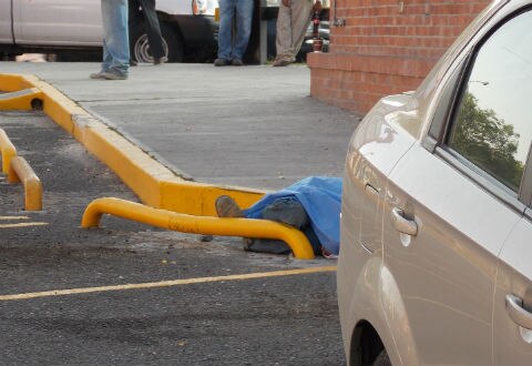 Arrolla conductor a hombre