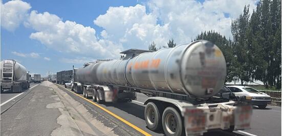 Recuperan tráiler robado en la carretera San Luis Potosí-Querétaro; un detenido