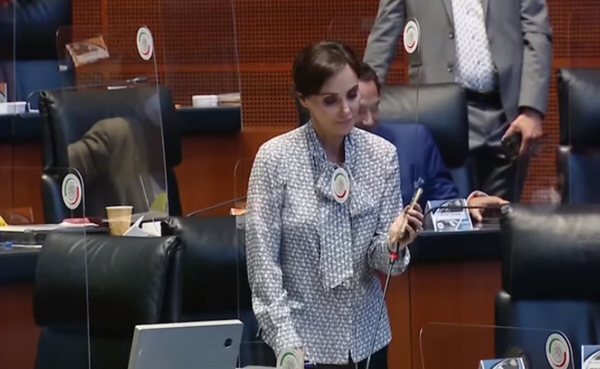 Lilly Téllez reproduce en el Senado audio de AMLO haciéndole como borrego