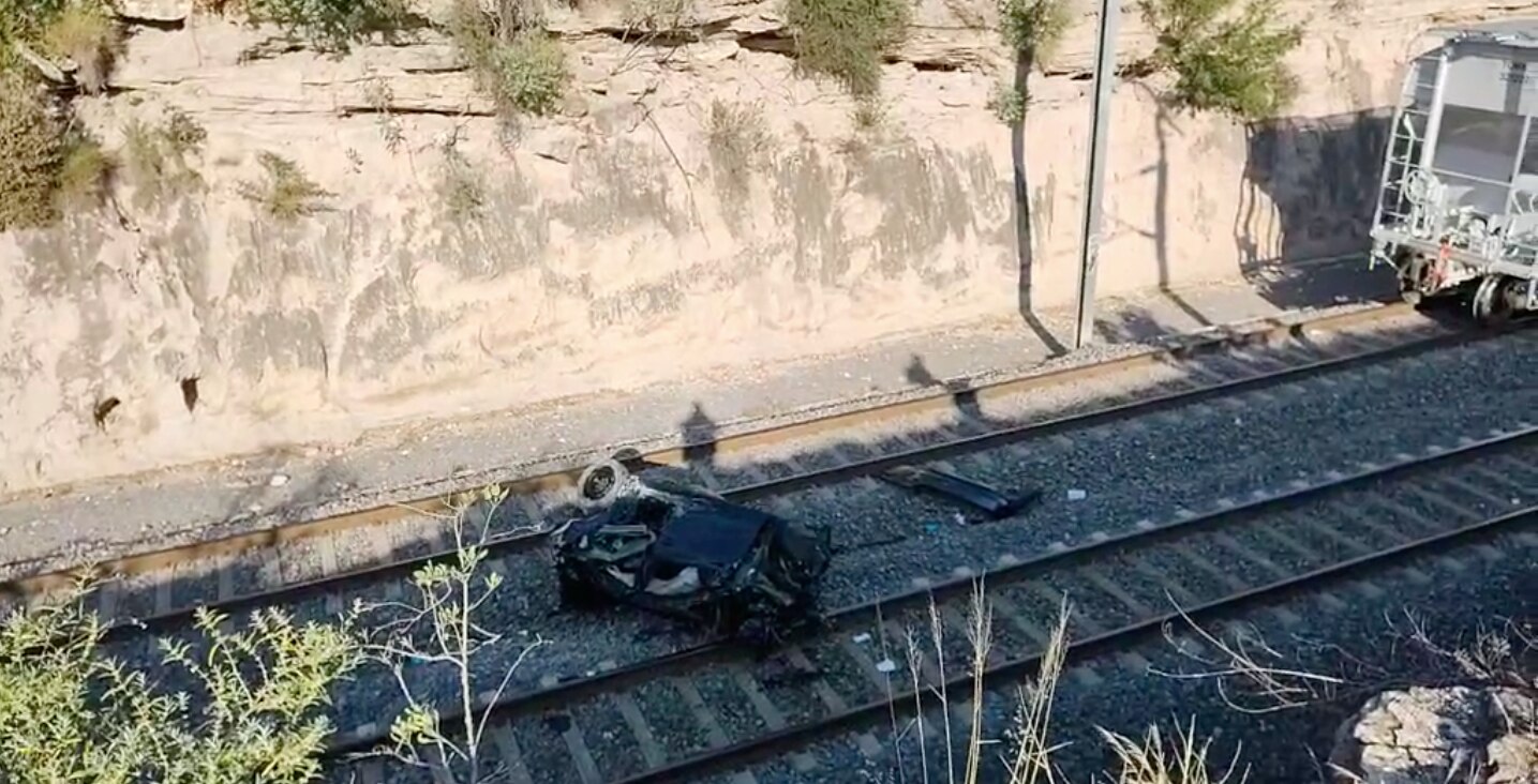 Auto cae a las vías del tren en la autopista México-Querétaro